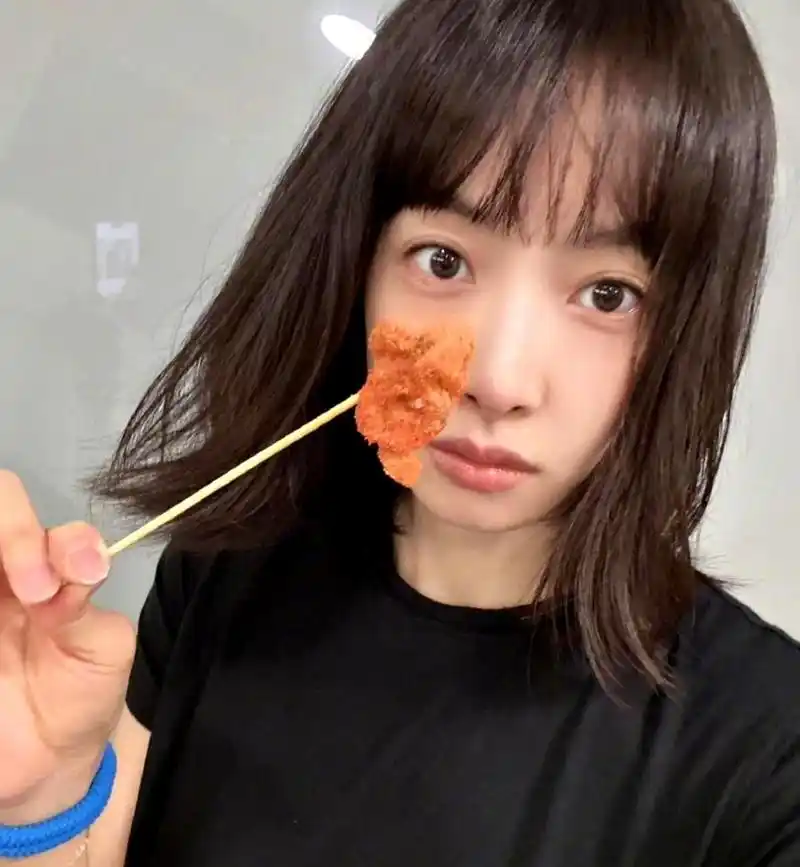 宋茜吃零食自拍时,她的年龄看起来越来越年轻了.
