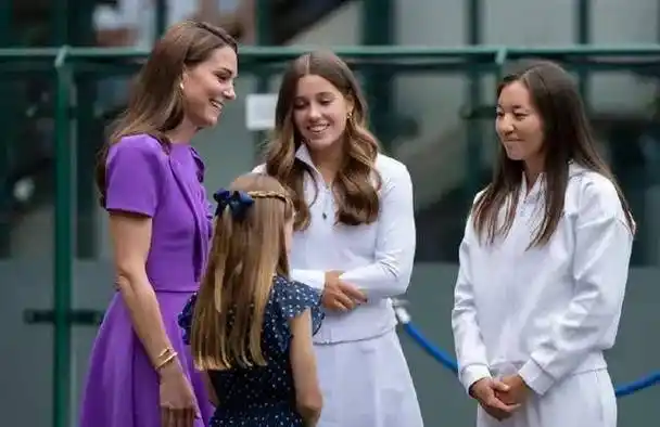 现场和华裔美女聊超开心_那英_公主_夏洛特