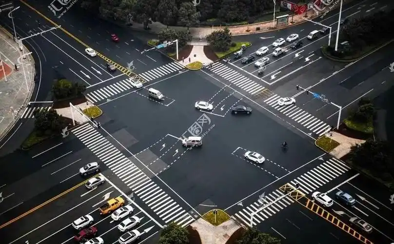 路口这样转弯扣8分罚500元跑不了