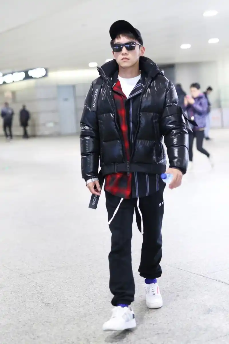 组图:郑恺素颜黑超遮面潮范十足 插兜走路气场全开