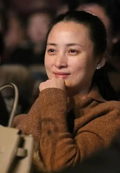 蒋勤勤底子好,46岁素颜也这么漂亮,不化妆很真实看起来很舒服!-cw资讯