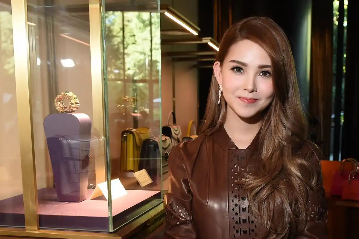 昆凌在《我爱黑涩会》中首次亮相