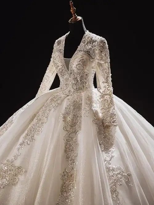 v领主婚纱2021新款长袖冬季气质新娘大拖尾重工奢华法式轻宫廷风