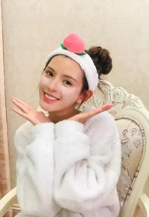 张予曦穿搭时尚,风格灵动俏皮,直播卸妆发现素颜更好看