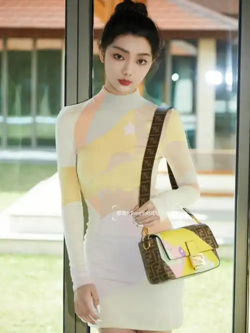 李紫婷包身短裙寒春氛围大片