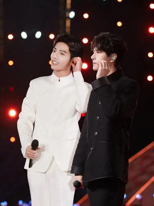 与王一博肖战共赴微博之夜##微博之夜嘉宾emoji#王一博肖战官宣微博