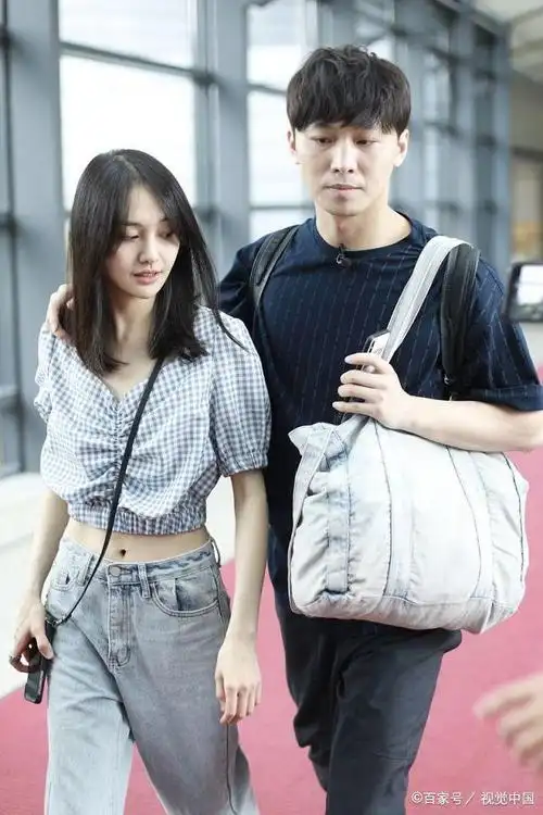 郑爽示爱男友后合体撒狗粮,罕见露蛮腰性感变小女人