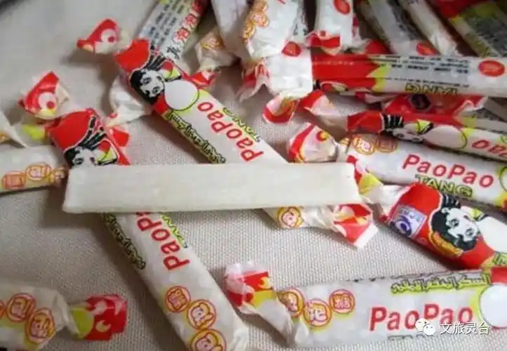 我想80后没有人没有吃过它吧,那会儿学校门口卖零食的小摊上,这东西