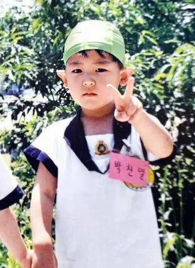 朴灿烈 小时候 儿童时期穿着校服比剪刀手的可爱宝宝