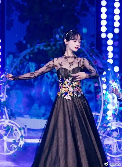 郑爽穿晚礼服跳舞