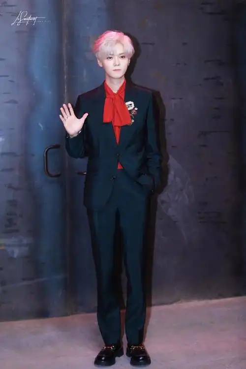 鹿晗银发造型超帅,身材气质绝绝子,论明星的自我修养!