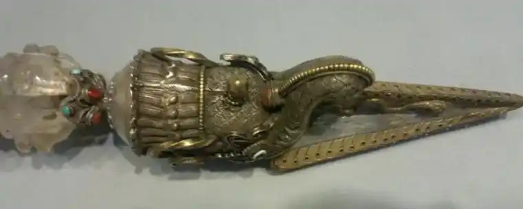 肉莲法器是藏传佛教密宗的一种法器,是僧侣们举行佛事活动和佛教仪式