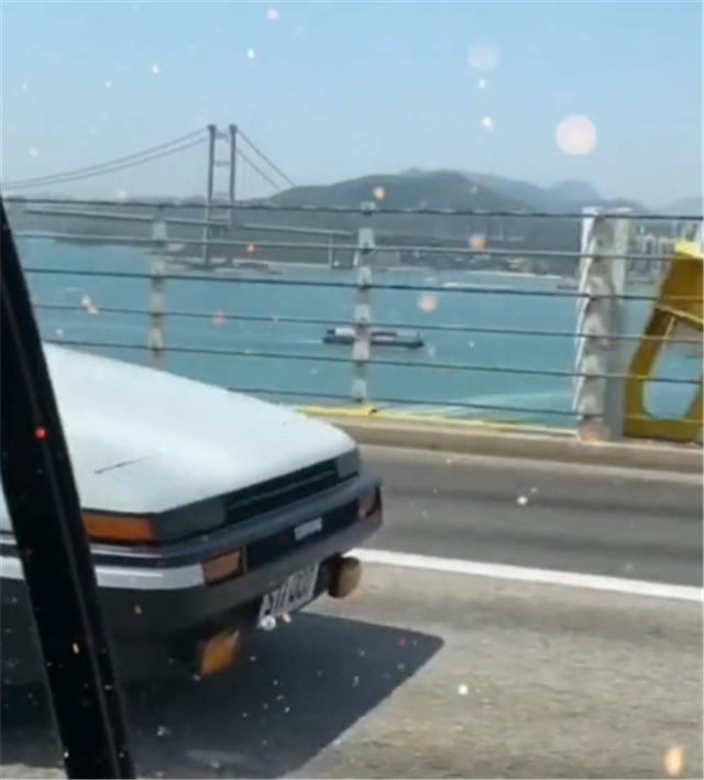 合法上路的ae86侧面贴藤原豆腐坊车身挂牌实属罕见