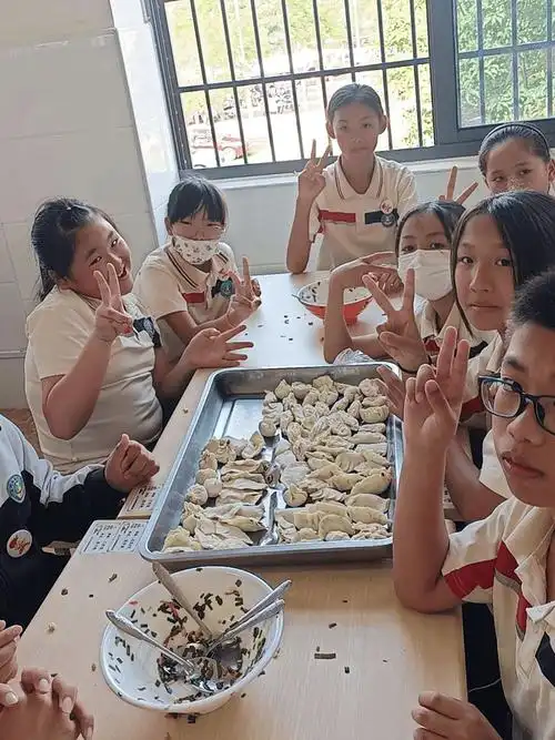 同样的节日 别样的快乐——厦门市新圩学校五年级开展"包饺子 庆六一"