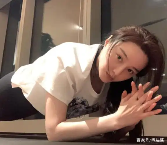 范冰冰健身素颜照被爆出,穿白色短袖加黑色运动裤,状态十分惬意