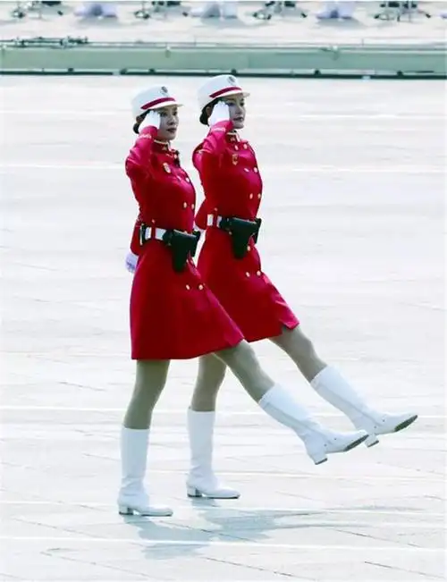 阅兵总指挥,各领队将军所穿的鞋靴,以及联合军乐团,仪仗方队,民兵方队