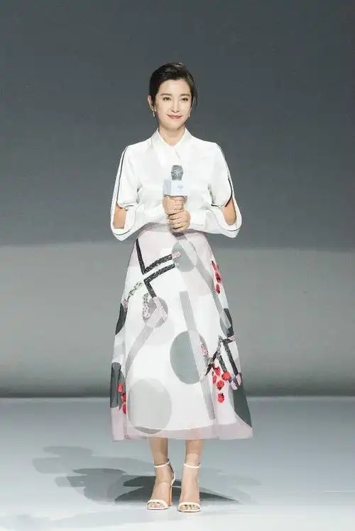 让李冰冰具有时尚感,同时裙摆的纹路,看起来格外柔美,搭配一双一字带