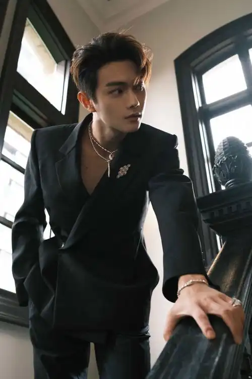 能不能发几张许凯的照片当壁纸的那种最近特别迷他