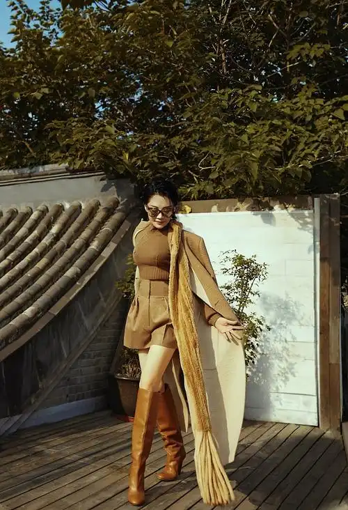 许晴屋顶拍"枫叶系"写真 穿长靴秀美腿身材超a