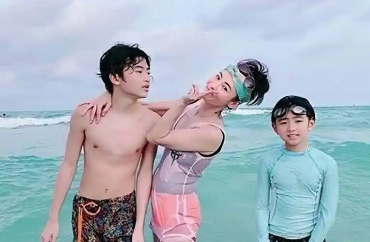 张柏芝和谢霆锋育有两个儿子谢振轩和谢振南.