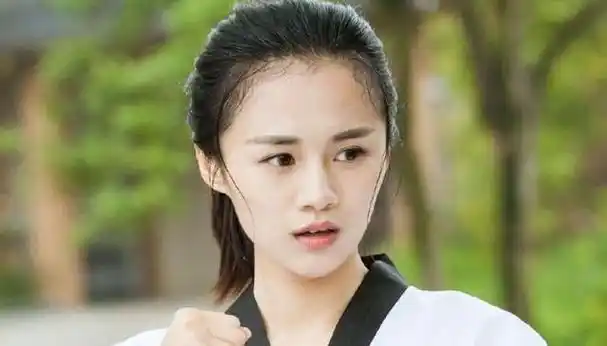 由于胡冰卿在第一部作品中对"百草"这一角色的诠释过于深入,安悦溪并