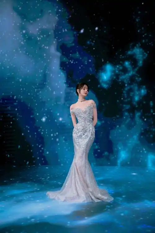 迪丽热巴《一袭璀璨星河礼裙,珠星点缀,清灵动人》