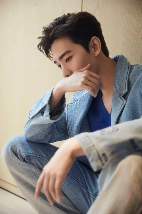 杨洋出席hogan2021春夏型格派对于摩登都市间随性生活