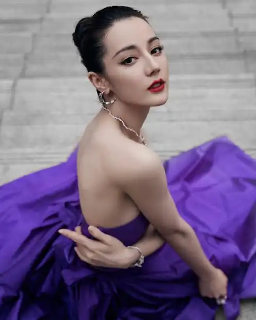 绽放曼妙风姿#voguefilm##迪丽热巴#发型:@刘雪亮mq