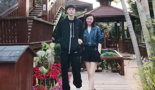 胡明轩妈妈新疆骑马!