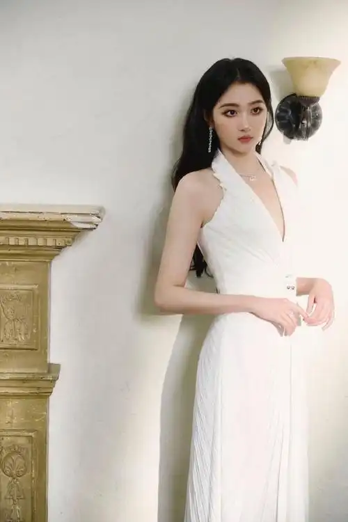 没想到有这么漂亮的裙子,而且还比关晓彤的年龄还要大三岁!