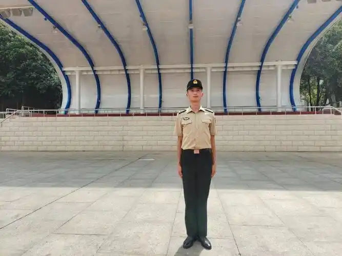 口令:立正立正是军人的基本姿势,是队列动作的基础.