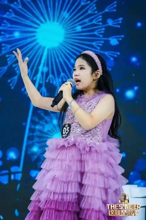 我是一个古灵精怪,拥有奇思妙想,追求自己的独一无二的小女孩,同时我