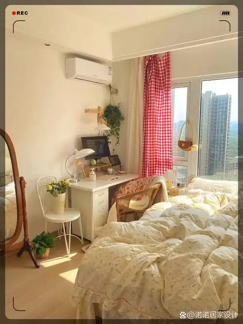 今天天气真好,秋高气爽,尤其是太阳照进屋子里,好美