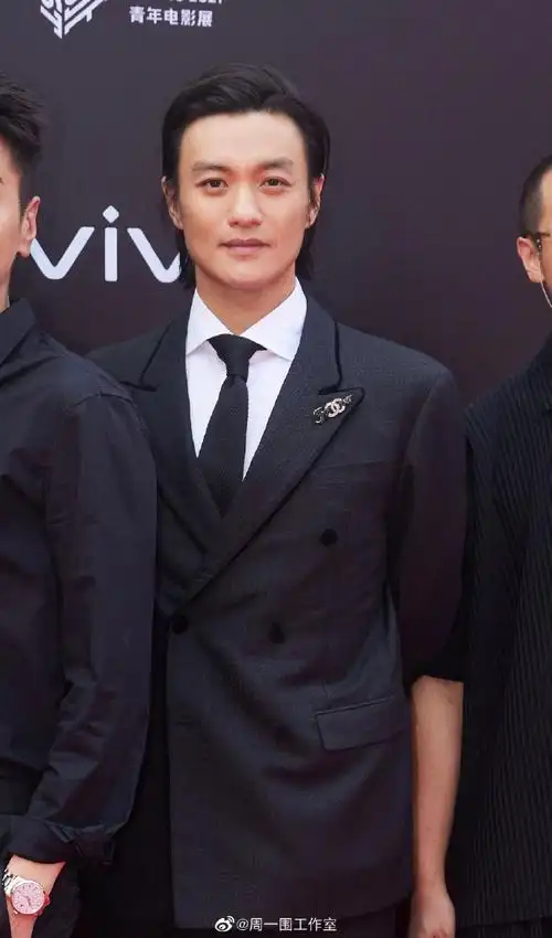 周一围超话first青年电影盛典红毯,@周一围圆满完成任务#first青年