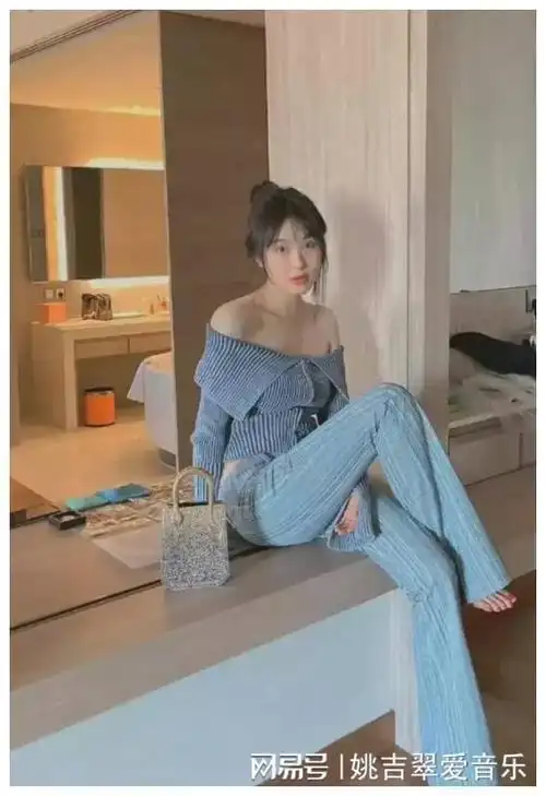 黄晓明前女友李菲儿晒"风流照",是艺术还是擦边?网友热议!