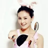 女明星戴娇倩甜美暖色系图片头像 面带微笑的