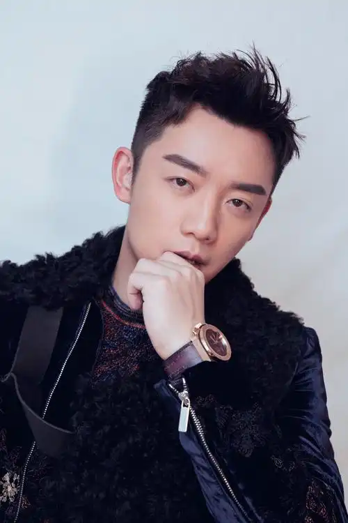 郑恺亮相周年派对 丝绒西装优雅帅气