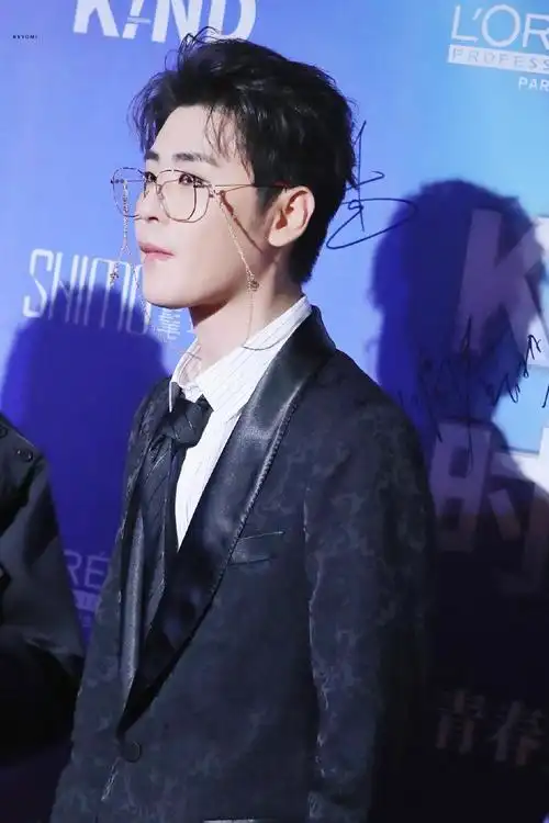 张云雷红毯首秀##张云雷金丝眼镜造型