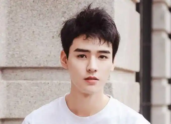 看到正脸颜值后,这个笑容还是熟悉的憨憨_时期_照片_青春