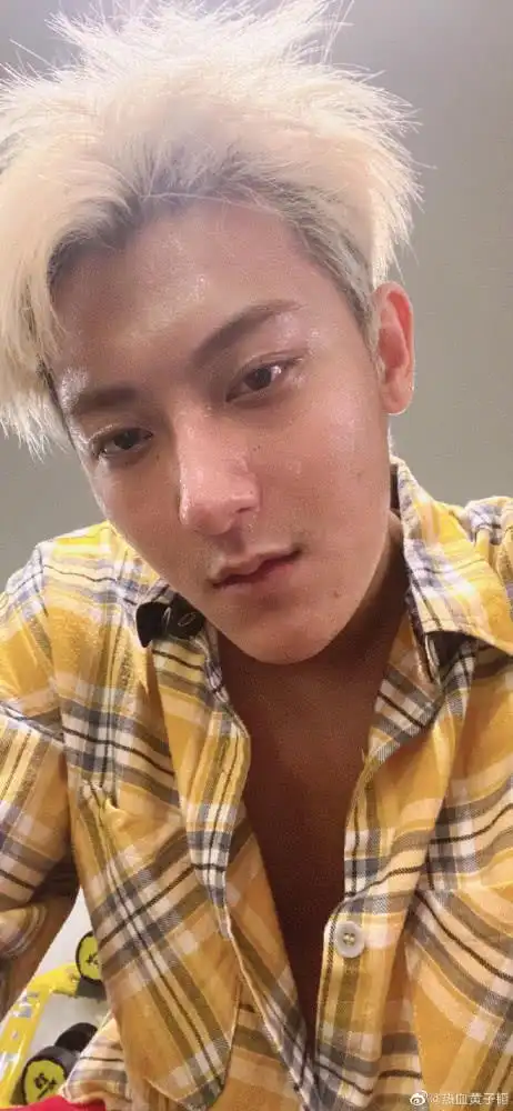 黄子韬运动后晒自拍,素颜出镜胡子拉碴,粉丝调皮称他为爸爸
