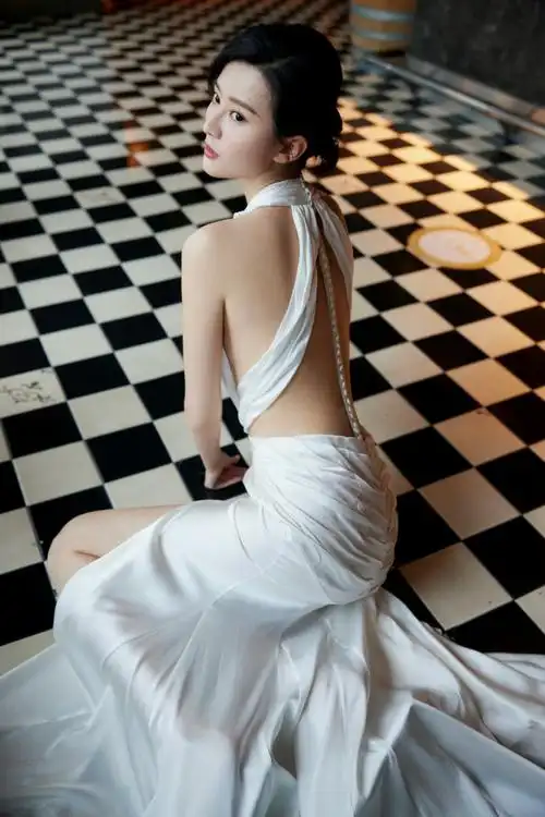 乔欣镂空礼服现cosmo时尚盛典红毯,深v美背弯腰,网友直呼真辣眼吸睛