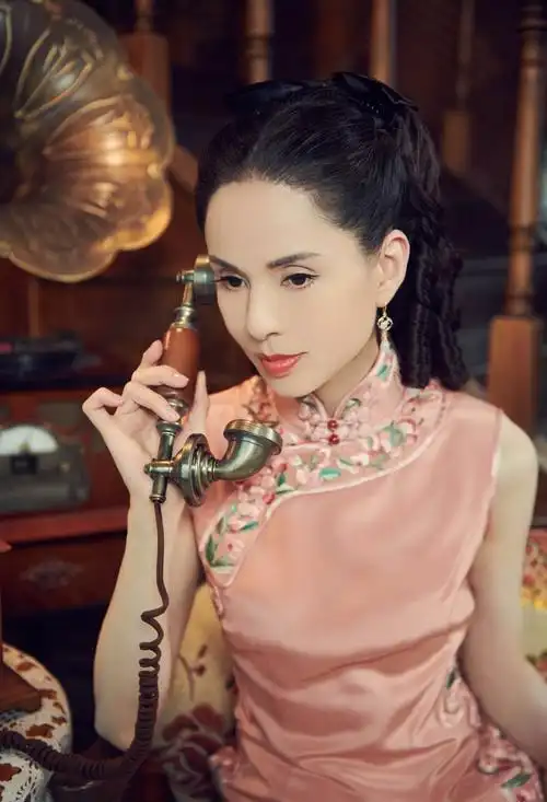 54岁李若彤风情万种穿旗袍大秀好身材