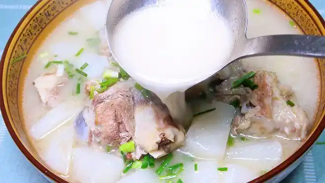 炖大骨头汤别只知道焯水,多加一步,营养好喝无腥味,白如牛奶|大骨汤