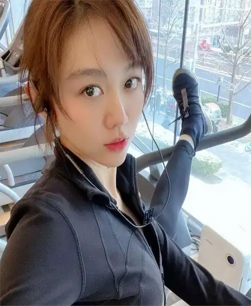 姜妍拥有诸多优点,然而在娱乐圈中却默默无闻.