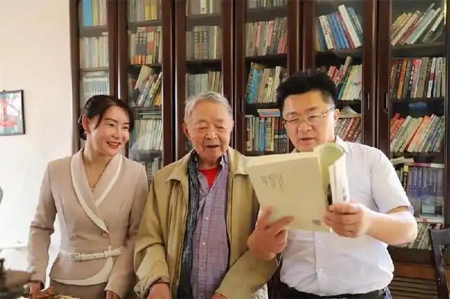 杨超同志珍贵档案捐赠活动在成都举行,省委统战部原常务副部长,四川省