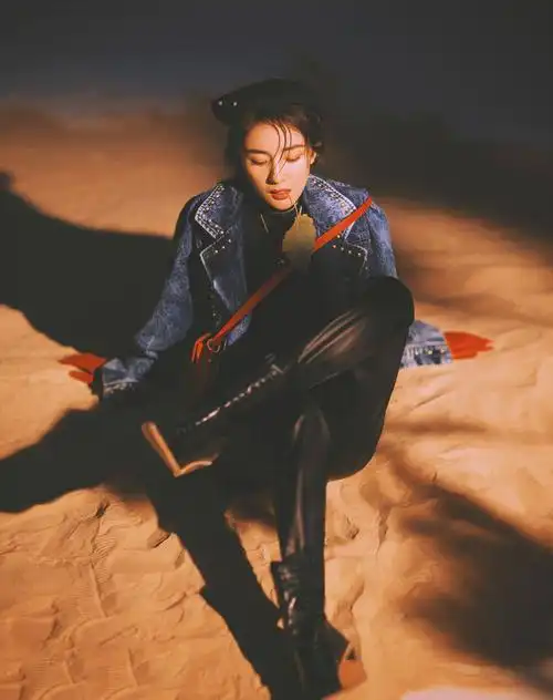 杨幂发健身照秀马甲线营业,网友:这是提醒大家要减肥?