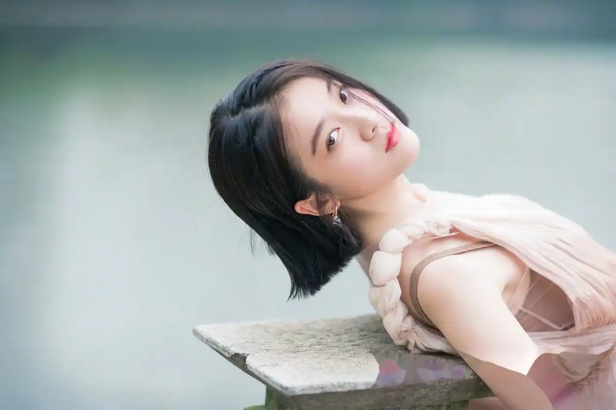 张雪迎小姐姐 短发粉色长裙简直美出一个新高度～ 今晚亮相《纪念五四