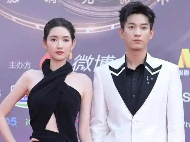 电影之夜红毯生图曝光周冬雨眼肿王一博长痘张子枫眼妆花了