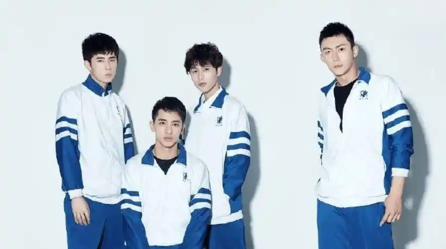 愚人节站姐团建许魏洲站姐最勇把黄景瑜照片发到迪丽热巴超话