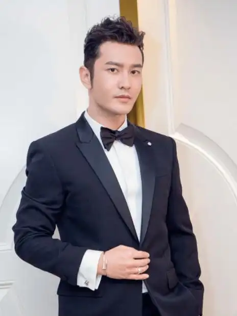 黄晓明晒照庆祝44岁生日,帅气不输小鲜肉,手拿香槟略显疲惫